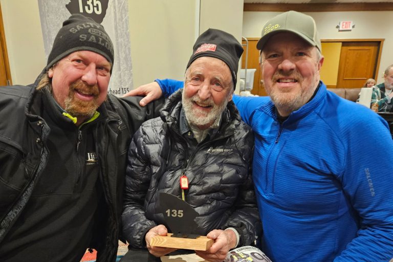 Aos 75 anos, corredor se torna o mais velho a concluir a Arrowhead 135