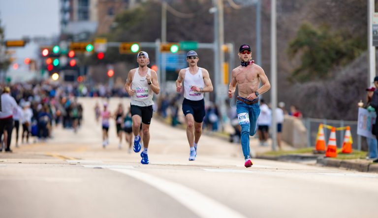 Corredor completa maratona em 2h36… usando jeans