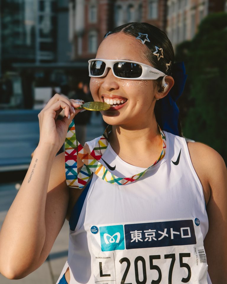 Escovar os dentes no km 32? Corredora viraliza com estratégia inusitada na maratona