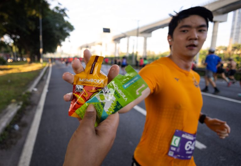 Quantos géis você realmente precisa na maratona? Entenda como acertar na estratégia