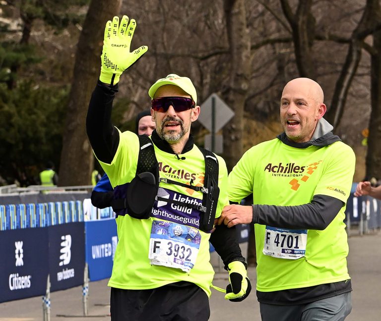 Corredor cego completa a Meia de Nova York com auxílio de óculos com IA