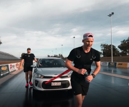 Corredor quebra recorde mundial após puxar carro de 1,3 tonelada por uma maratona inteira