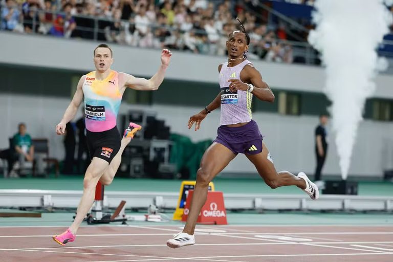 Alison dos Santos vence etapa da Diamond League e faz melhor marca do mundo em 2026