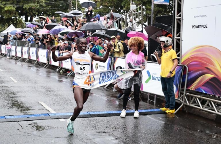 10 KM Tribuna celebra 40 anos com recorde de público e tempos fortes na elite
