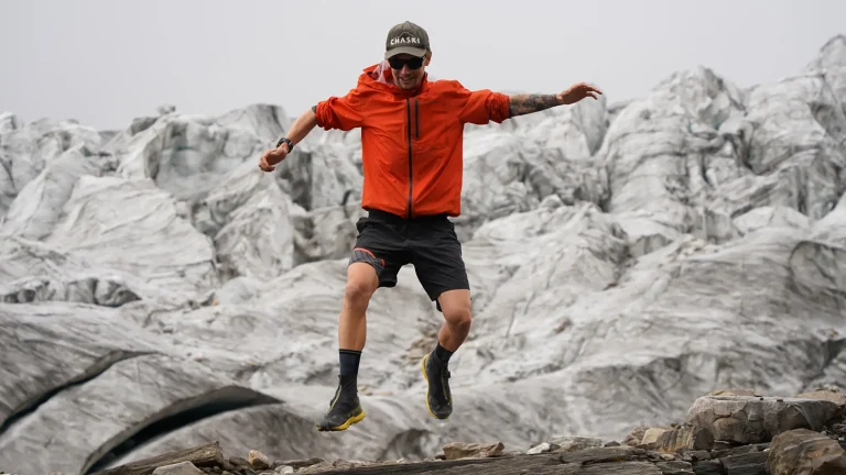 Ultramaratonista bate recorde de subida ao Everest em menos de 10 horas