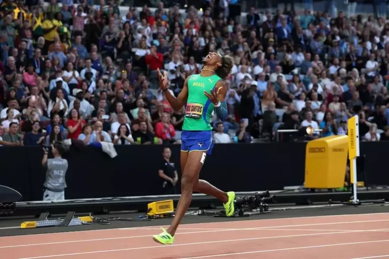 Alison dos Santos vence Ultimate Championship com 45s98 nos 400 m com barreiras
