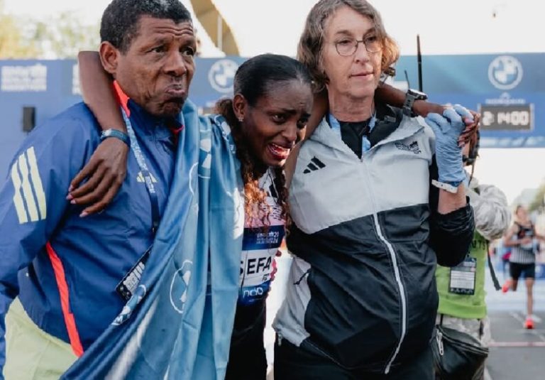 Tigst Assefa rompe Aquiles no km 40, vence Berlim e passa por cirurgia