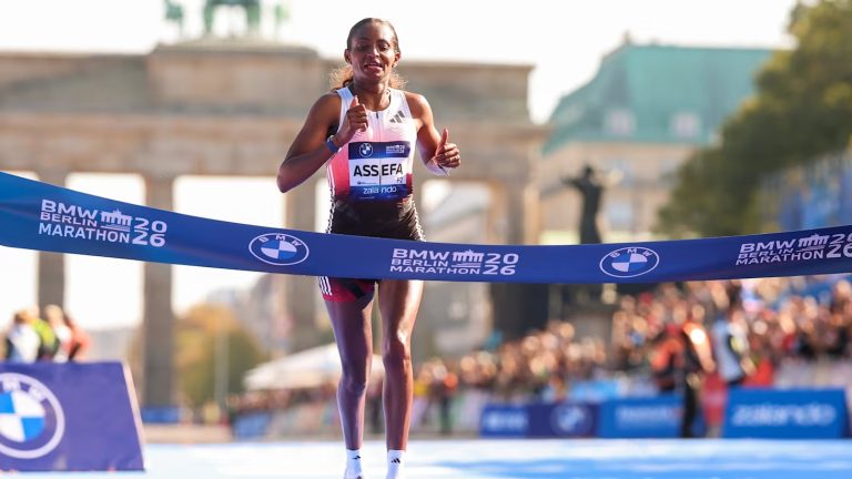 Guye Adola e Tigst Assefa vencem Maratona de Berlim 2026