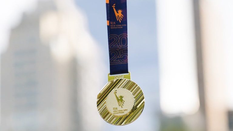 NYRR revela medalha da Maratona de Nova York 2026